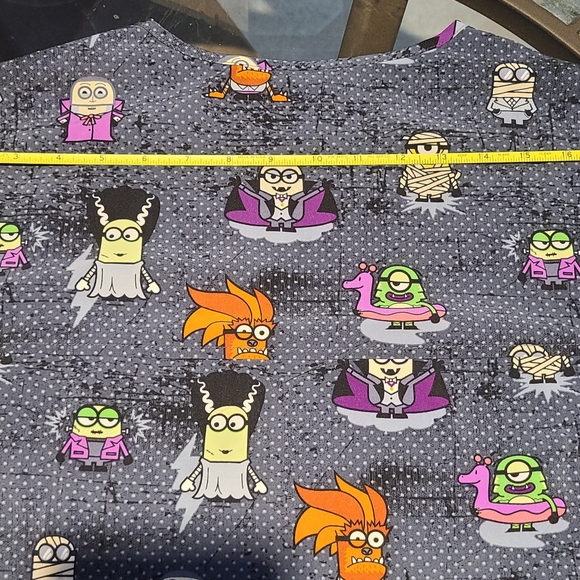 Minions Unisex Size Large Character Scrub Top NWT, Double Front Pocket - Picture 13 of 15